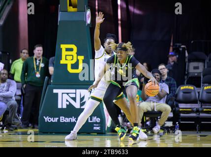 Ferrell Center Waco, Texas, USA. Dezember 2023. Baylor Lady Bears Forward Dre'Una Edwards (44) bewacht das Oregon Ducks Center Phillipina Kyei (15) während der 1. Hälfte des NCAA Women's Basketballs zwischen Oregon Ducks und den Baylor Lady Bears im Ferrell Center Waco, Texas. Matthew Lynch/CSM/Alamy Live News Stockfoto