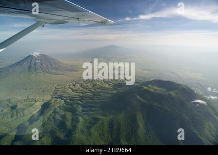 Der Berg Meru und der Vulkan Longido in Tansania, von einem Flugzeug aus gesehen; Tansania Stockfoto