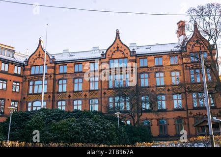 Oslo, Norwegen - 29. September 2021: Außenmauerbau des Krankenhausgebäudes Stockfoto