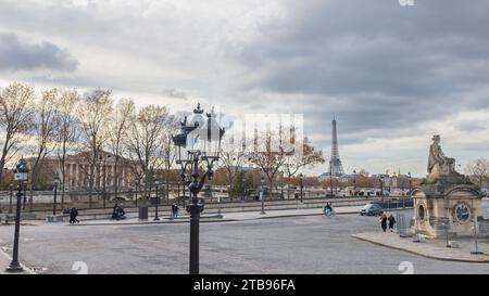 Paris, Frankreich, 2023. Blick auf zwei berühmte Wahrzeichen von Paris, die Assemblée nationale und den Eiffelturm, vom rechten seine-Ufer aus gesehen Stockfoto