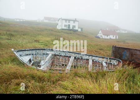 Das baufällige Fischerboot sitzt hoch und trocken im Gras; Battle Harbour, Neufundland und Labrador, Kanada Stockfoto