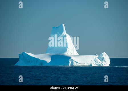 Monument mit Blick auf einen Eisberg in der Labradorsee; Neufundland und Labrador, Kanada Stockfoto