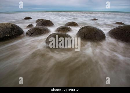 Lange Exposition der Moeraki Boulders am Koekohe Beach auf der Südinsel Neuseelands; Hampden, North Otago, Neuseeland Stockfoto