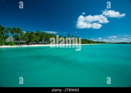Strand in einem Resort auf den Malediven; Republik Malediven Stockfoto