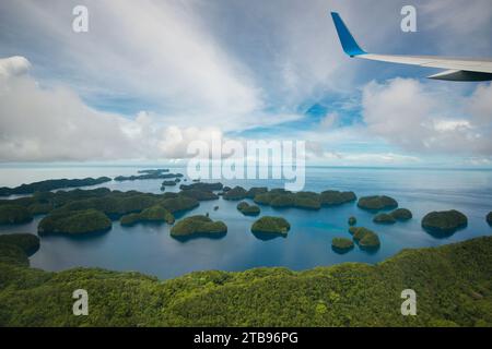 Felseninseln von Palau von einem 757 Jetliner aus gesehen; Republik Palau Stockfoto