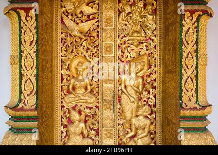 Vergoldete Wandschnitzereien im Kloster Wat Xieng Thong; Luang Prabang, Laos Stockfoto