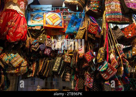 Hängende Taschen in vielen Größen, Formen und Farben auf einem lokalen Markt; Maskat, Oman Stockfoto