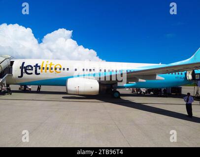 Flugzeug Am Flughafen Mit Ladeleiter Stockfoto