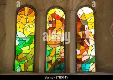 Buntglasbogenfenster in der Kathedrale Sagrada Familia; Barcelona, Spanien Stockfoto