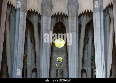Innenansicht der Säulen und Buntglasfenster in Gaudis Kathedrale Sagrada Familia; Barcelona, Spanien Stockfoto