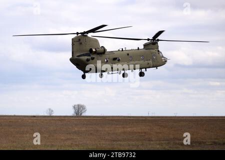 Constanta, Rumänien. Dezember 2023. Ein Hubschrauber der US-Armee landet auf dem Mihail Kogalniceanu Flugplatz in der Nähe von Constanta (Rumänien). Mehrere Nationen sind dort im Rahmen des NATO-Programms „Enhanced Air Policing South“ stationiert. Quelle: Bernd von Jutrczenka/dpa/Alamy Live News Stockfoto