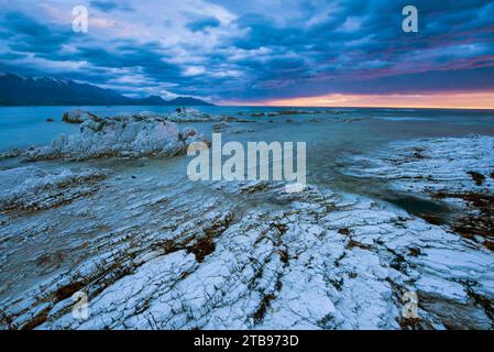 Sonnenaufgangswolken in Kaikoura an der Ostküste der Südinsel Neuseelands; Südinsel, Neuseeland Stockfoto