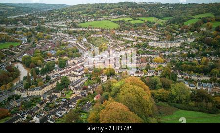 Drohnenansicht von Widcombe aus der Luft, vom Aussichtspunkt Alexandra Park aus gesehen. (29-10-2023) Stockfoto