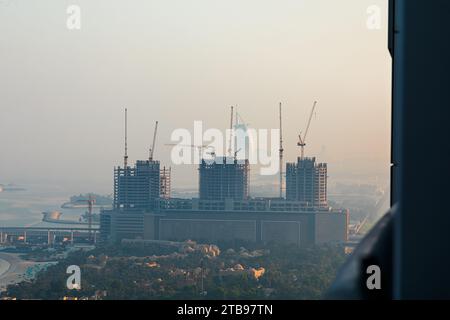 Dubai, Vereinigte Arabische Emirate - 21. Juni 2023: Burj Al Arab Gebäude an einem verrauchten Tag Stockfoto