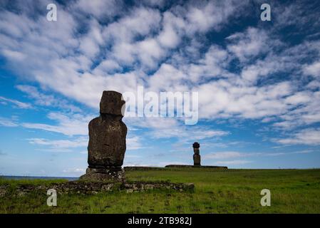 Moai blicken ins Landesinnere im Tahai Zeremonialkomplex auf der Osterinsel, Chile; Osterinsel, Isla de Pascua, Chile Stockfoto