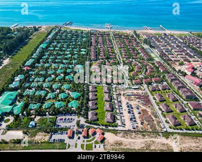Blick aus der Vogelperspektive auf die Resort-Apartments im Issyk Kul See Stockfoto