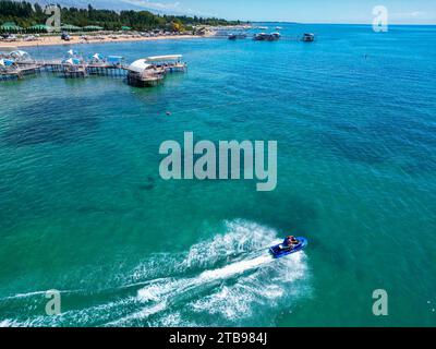 Luftaufnahme eines Mannes, der im See mit Wasserfahrzeugen fährt Stockfoto