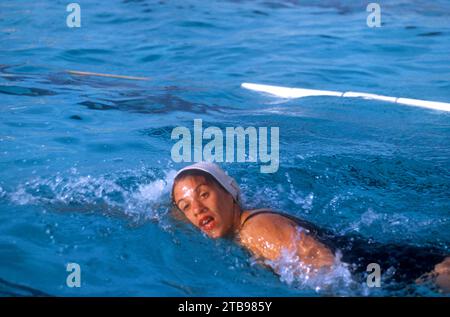 DAYTONA BEACH, FL – 8. APRIL: Die amerikanische Schwimmerin Wanda Werner schwimmt während ihres Events beim A.A.U. National Outdoor Meet am 8. April 1956 in Daytona Beach, Florida. (Foto von Hy Peskin) *** örtlicher Bildtitel *** Wanda Werner Stockfoto