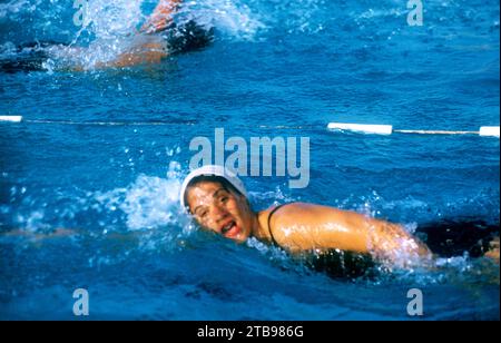 DAYTONA BEACH, FL – 8. APRIL: Die amerikanische Schwimmerin Wanda Werner schwimmt während ihres Events beim A.A.U. National Outdoor Meet am 8. April 1956 in Daytona Beach, Florida. (Foto von Hy Peskin) *** örtlicher Bildtitel *** Wanda Werner Stockfoto