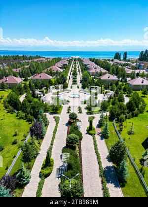Blick aus der Vogelperspektive auf die Resort-Apartments im Issyk Kul See Stockfoto