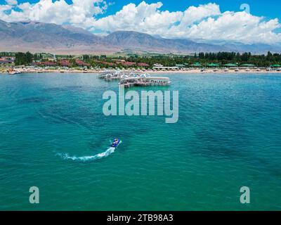 Luftaufnahme eines Mannes, der im See mit Wasserfahrzeugen fährt Stockfoto