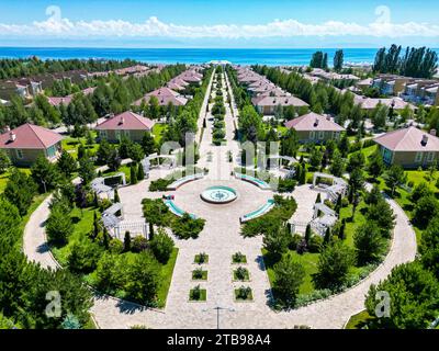 Blick aus der Vogelperspektive auf die Resort-Apartments im Issyk Kul See Stockfoto