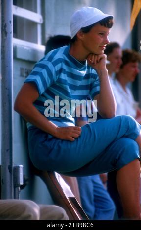 DAYTONA BEACH, FL - 8. APRIL: Die amerikanische Taucherin Paula Jean Myers sitzt außerhalb des Pools während des A.A.U. National Outdoor Meet am 8. April 1956 in Daytona Beach, Florida. (Foto von Hy Peskin) *** örtliche Unterschrift *** Paula Jean Myers Stockfoto