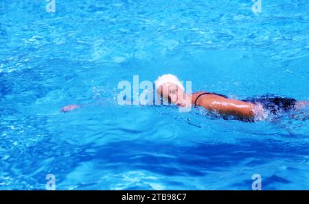 DAYTONA BEACH, FL – 8. APRIL: Die amerikanische Schwimmerin Mary Jane Sears schwimmt während ihres Events beim A.A.U. National Outdoor Meet am 8. April 1956 in Daytona Beach, Florida. (Foto von Hy Peskin) *** örtliche Unterschrift *** Mary Jane Sears Stockfoto