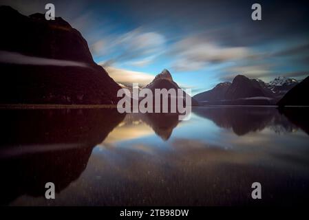 Mitre Peak im Milford Sound spiegelt sich im stillen Wasser des Fiordland National Park, South Island, Neuseeland Stockfoto