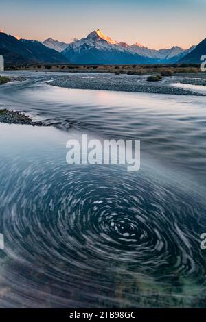 Die langsame Verschlusszeit erfasst die Bewegung des Tasman River, der vom Tasman Glacier (South Island, Neuseeland) kommt Stockfoto