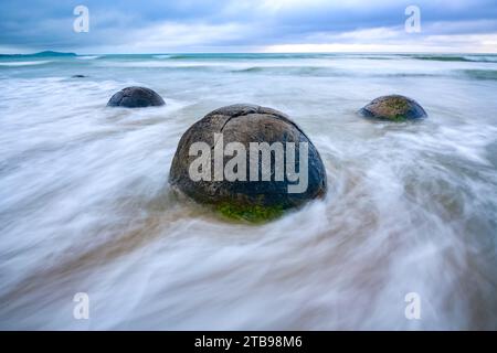 Lange Exposition der Moeraki Boulders am Koekohe Beach auf der Südinsel Neuseelands; Hampden, North Otago, Neuseeland Stockfoto