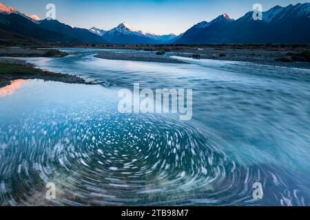 Die langsame Verschlusszeit erfasst die Bewegung des Tasman River, der vom Tasman Glacier (South Island, Neuseeland) kommt Stockfoto