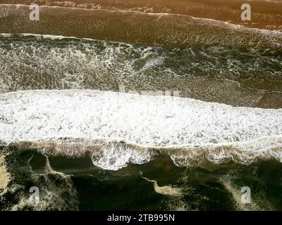 Aus der Vogelperspektive der Surfwellen entlang der Skeleton Coast; Walvis Bay, Conception Bay, Skeleton Coast, Namibia Stockfoto