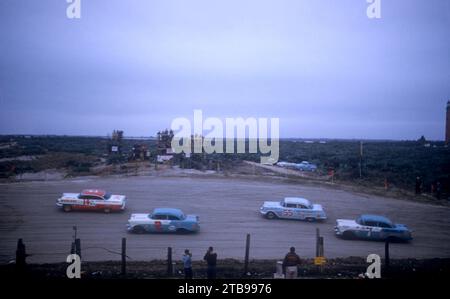 DAYTONA BEACH, FL - 26. FEBRUAR: Billy Myers führt Gwyn Staley im Chevrolet #2, Junior Johnson im Pontiac #55 und Jim Reed im Chevrolet #7 auf dem Daytona Beach and Road Course am 26. Februar 1956 in Daytona Beach, Florida. (Foto: Hy Peskin) *** örtlicher Bildtitel *** Billy Myers;Gwyn Staley;Junior Johnson;Jim Reed Stockfoto