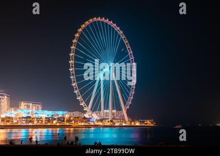 Dubai, Vereinigte Arabische Emirate - 21. Juni 2023: Bluewaters Island in Dubai mit Ain Dubai Ferris Rad bei Nacht vom JBR Beach in der Marina Gegend. Das t Stockfoto