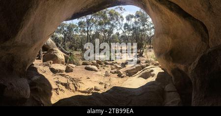 Aus dem Inneren der Hippos-Gähnen-Felsenhöhle in Western Australia in der Nähe des Wave Rock und der Stadt Hyden Stockfoto