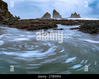 Das Meerwasser wirbelt bei Flut am Motukiekie Beach, Greymouth, Südinsel, Neuseeland Stockfoto