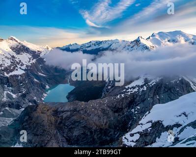 Schneebedeckte Südalpen von einem Hubschrauber aus gesehen bei Sonnenaufgang im Mount Aspiring National Park; Haast, Südinsel, Neuseeland Stockfoto