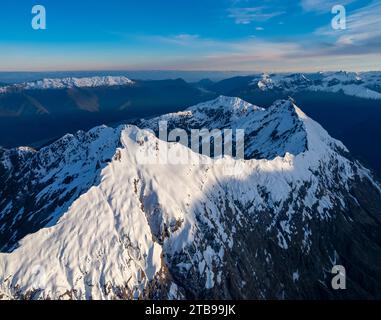Neuseelands Südalpen bei Sonnenaufgang aus einem Hubschrauber im Mount Aspiring National Park; Haast, Südinsel, Neuseeland Stockfoto