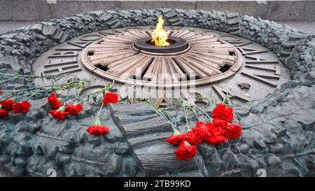Kiew, Ukraine - 6. März 2019: Denkmal für unbekannten Soldaten (auch bekannt als ewige Flamme) in Form eines Kranzes mit roten Nelken, im Park von et Stockfoto