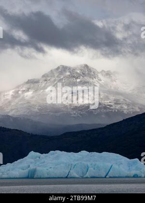 Eisberge vor dem Graugletscher, die vom südpatagonischen Eisfeld im Torres del Paine-Nationalpark in Patagonien, Chile, herab kommen Stockfoto