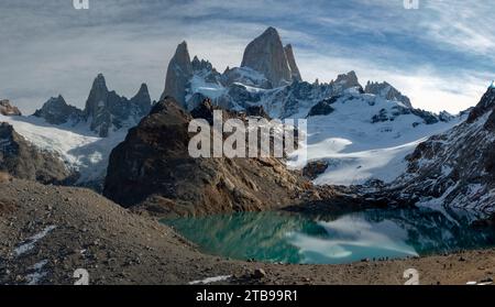 Laguna de los Tres am Fuße des Fitz Roy, 3405 m über dem Meeresspiegel, im Los Glaciares Nationalpark; El Chalten, Argentinien Stockfoto