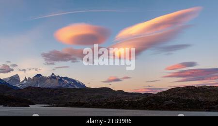 Sonnenaufgang vom Lago Grey mit Lentikularwolken im Nationalpark Torres del Paine; Patagonien, Chile Stockfoto