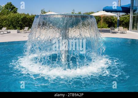 Wasserfall Pilze in einem Swimmingpool sorgen für einen großen Spass in einem Spa Resort Stockfoto