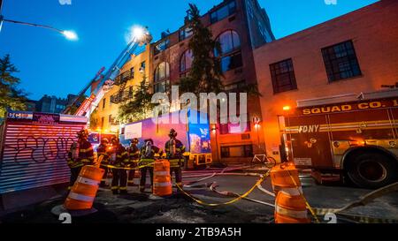 New York, USA – 18. Dezember 2021: Feuerwehrleute der New York City Feuerwehr löschen das Feuer Stockfoto