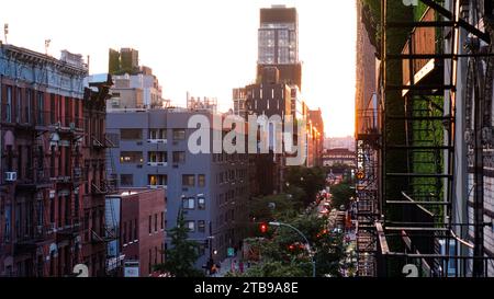 New York, USA - 13. Mai 2022: Blick auf die Straße von New York City bei Sonnenuntergang Stockfoto