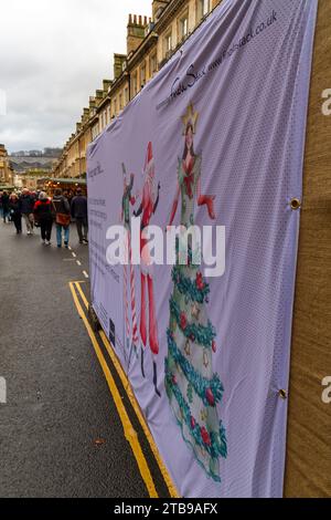 Bath, Somerset UK. Dezember 2023. Bis zum 10. Dezember findet der Weihnachtsmarkt in Bath statt, während die malerischen Straßen von Bath in ein magisches, festliches Erlebnis mit über 200 Ständen an einem grauen Tag verwandelt werden. Quelle: Carolyn Jenkins/Alamy Live News Stockfoto