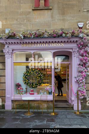 Bath, Somerset UK. Dezember 2023. Bis zum 10. Dezember findet der Weihnachtsmarkt in Bath statt, während die malerischen Straßen von Bath in ein magisches, festliches Erlebnis mit über 200 Ständen an einem grauen Tag verwandelt werden. Quelle: Carolyn Jenkins/Alamy Live News Stockfoto