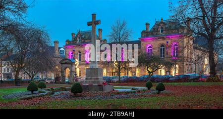 Ein Außenblick in der Abenddämmerung am Christmas of Queen's Hall Arts Centre in Hexham, Northumberland, vom Gelände der Abtei aus gesehen Stockfoto