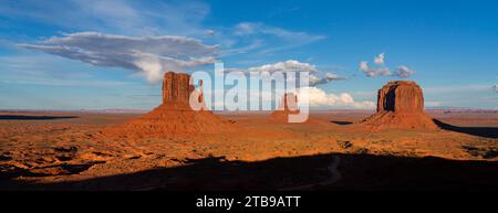 Felsformationen im Monument Valley, Arizona. Der rote Felsen leuchtet bei Sonnenuntergang, wenn das Licht sie trifft; Arizona, Vereinigte Staaten von Amerika Stockfoto